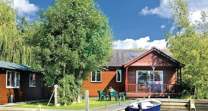2 bedroom accommodation in Wroxham, Norfolk Broads
