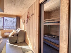 1 bedroom - Bright 4-person apartment, ski-in/ski-out, Alpine Loft style (Les Menuires)