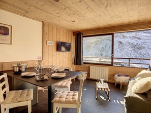 Interior - Bright 4-person apartment, ski-in/ski-out, Alpine Loft style (Les Menuires)