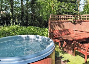 Outdoor dining - Woodland Hawthorn Lodge (Ellesmere)