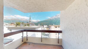 Property grounds - 4-room flat 140 m2 on 3rd floor, south-west facing position, living/dining room, (St. Moritz)