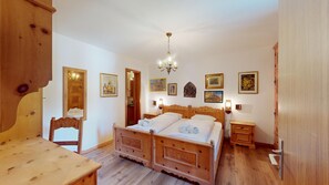 3 bedrooms, iron/ironing board, WiFi, bed sheets