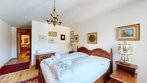 3 bedrooms, iron/ironing board, WiFi, bed sheets - 4-room flat 140 m2 on 3rd floor, south-west facing position, living/dining room, (St. Moritz)