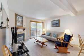 TV, DVD player, stereo - Lovely home w/ pool, hot tub, mountain view, balcony, fast WiFi, & washer/dryer (Steamboat Springs)