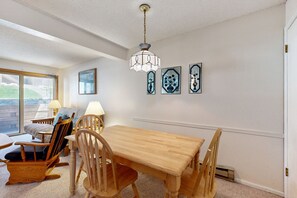 Dining - Lovely home w/ pool, hot tub, mountain view, balcony, fast WiFi, & washer/dryer (Steamboat Springs)