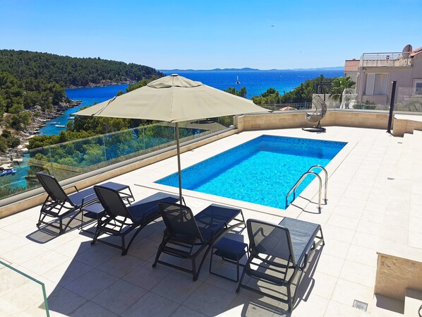 Piscine extérieure (ouverte en saison)