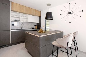 Grand réfrigérateur, four, plaque de cuisson, chaise haute