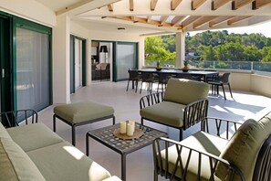 Terrace/patio - Beachfront villa Senses for 12 in Milna (Milna)