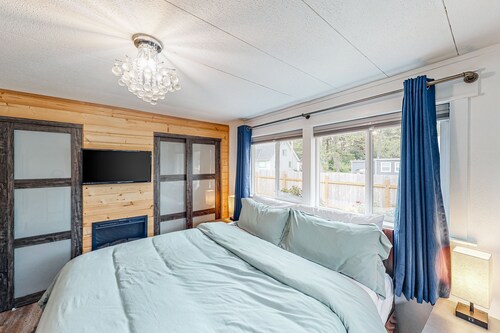 Retro-chic retreat near the beach with a fenced yard & deck, & washer/dryer