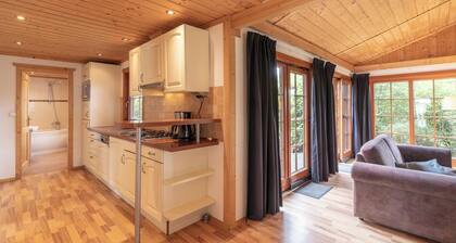 Chalet avec cuisine ouverte Ă©quipĂ©e dâun lave-vaisselle
