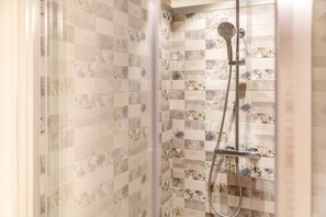 Ducha, secador de pelo, bidet