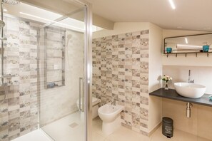 Douche, sèche-cheveux, bidet