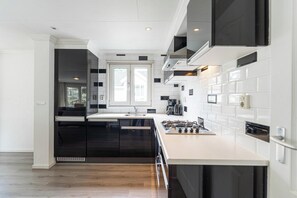 Réfrigérateur, micro-ondes, lave-vaisselle, cafetière/bouilloire