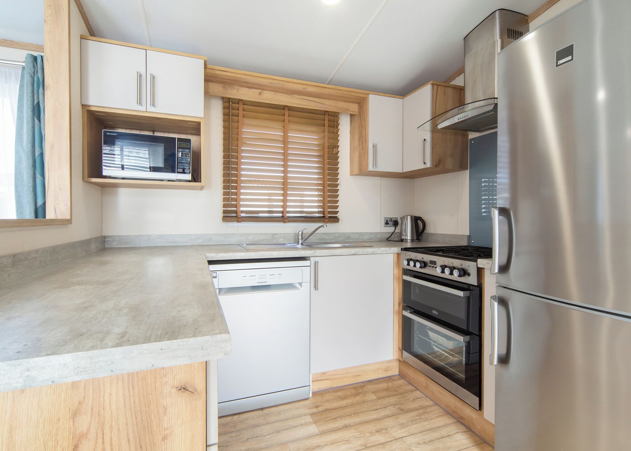 Kjøleskap, ovn, kokeplater og brødrister