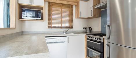 Kjøleskap, ovn, kokeplater og brødrister