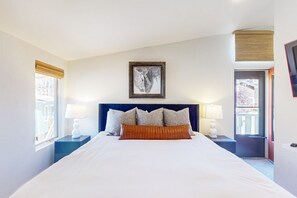 2 bedrooms, iron/ironing board, WiFi, bed sheets - Mountain-view condo with deck, fireplace & washer/dryer - walk to free shuttle (Vail)