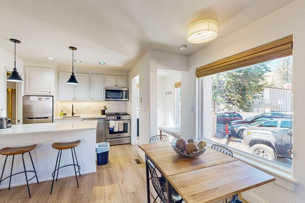 Fridge, microwave, oven, stovetop - Mountain-view condo with deck, fireplace & washer/dryer - walk to free shuttle (Vail)