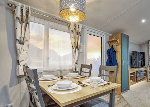 Dining - 2 bedroom accommodation in Cresswell beach (Cresswell beach)