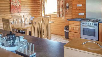 Kjøleskap, ovn, kokeplater og oppvaskmaskin