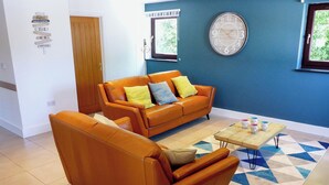 Ein Wohnzimmer mit einer Couch, einem Sessel und einem Couchtisch.