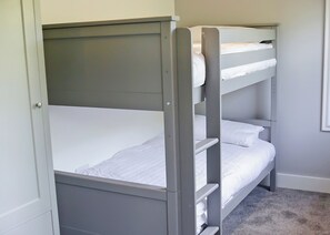 3 bedrooms, free WiFi - A detached house set in the beautiful quiet surroundings of the park. (Llanon)