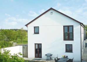 Outdoor dining - A detached house set in the beautiful quiet surroundings of the park. (Llanon)