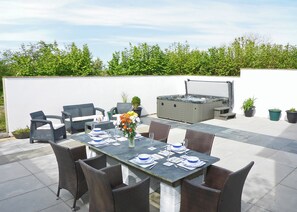 Outdoor dining - A detached house set in the beautiful quiet surroundings of the park. (Llanon)