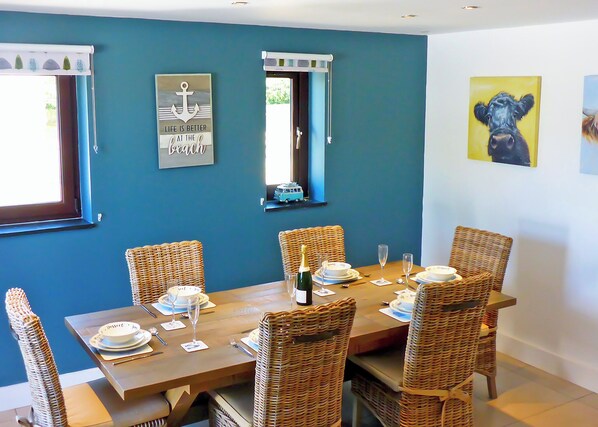 Dining - A detached house set in the beautiful quiet surroundings of the park. (Llanon)