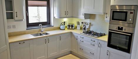 Refrigerador, horno, parrilla de estufa y lavavajillas