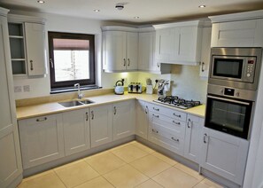 Fridge, oven, stovetop, dishwasher - A detached house set in the beautiful quiet surroundings of the park. (Llanon)