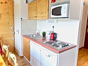 Réfrigérateur, micro-ondes, plaque de cuisson, lave-vaisselle