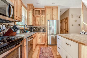 Fridge, microwave, oven, stovetop - Dog-friendly home with pool & tennis access, fenced yard, deck & grill (Rhododendron)