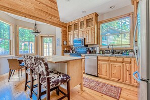 Fridge, microwave, oven, stovetop - Dog-friendly home with pool & tennis access, fenced yard, deck & grill (Rhododendron)