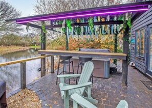 Property grounds - Stylish and contemporary lodge. (South Duffield, Nr York)