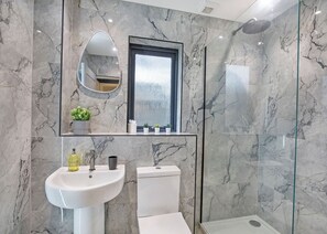 Bathroom - 2 bedroom accommodation in South Duffield, Nr York (South Duffield, Nr York)