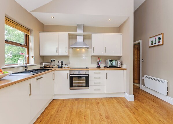 Fridge, oven, stovetop, dishwasher