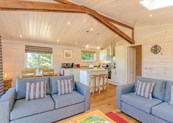 TV - Luxurious and contemporary lodge with stunning countryside views. (Ashover)