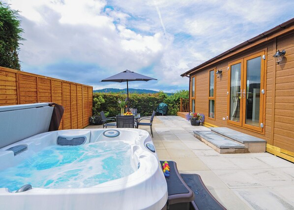 Terrace/patio - Lodge with one king-size double with TV. (Newby Bridge, Lake Windermere)