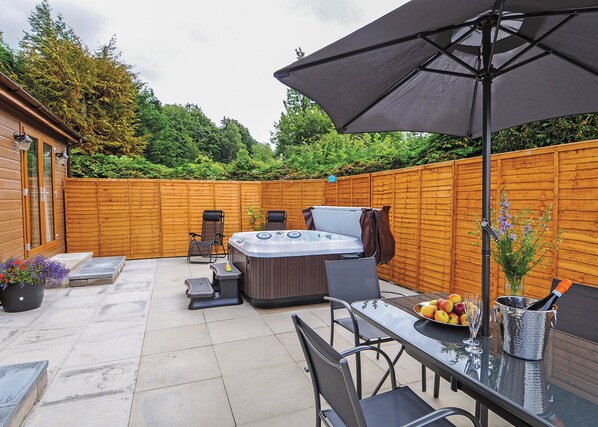 Terrace/patio - Lodge with one king-size double with TV. (Newby Bridge, Lake Windermere)