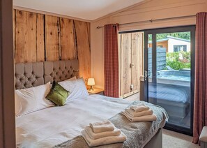 3 bedrooms - A beautiful bespoke lodge perfect for a family escape with pets. (Gledrid, Chirk)