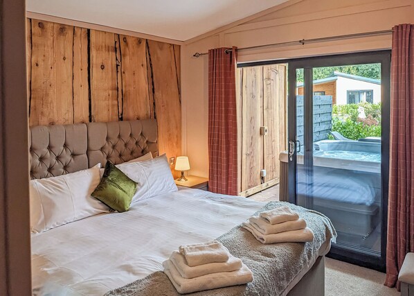 3 bedrooms - A beautiful bespoke lodge perfect for a family escape with pets. (Gledrid, Chirk)