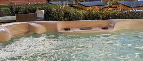 Banyera d'hidromassatge a l'aire lliure