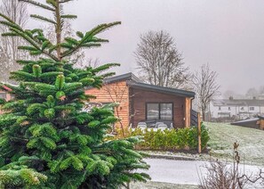 Property grounds - A beautiful bespoke lodge perfect for a family escape with pets. (Gledrid, Chirk)