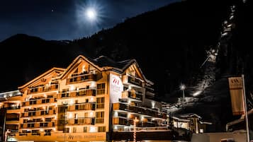Facciata della struttura - sera/notte