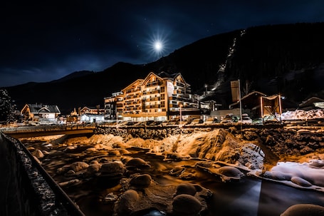 Fachada de la propiedad por la tarde o noche