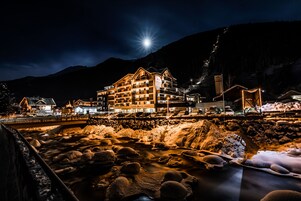Fachada de la propiedad por la tarde o noche