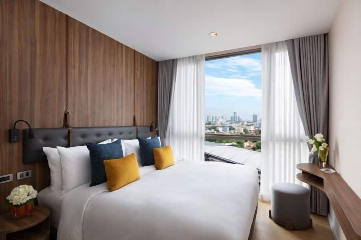Luxe beddengoed, een bureau, geluiddichte muren