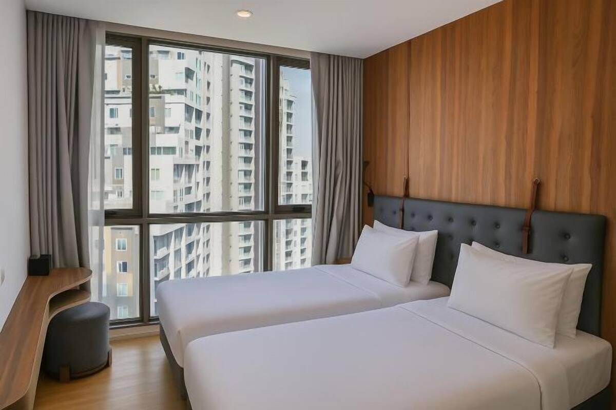 Luxe beddengoed, een bureau, geluiddichte muren