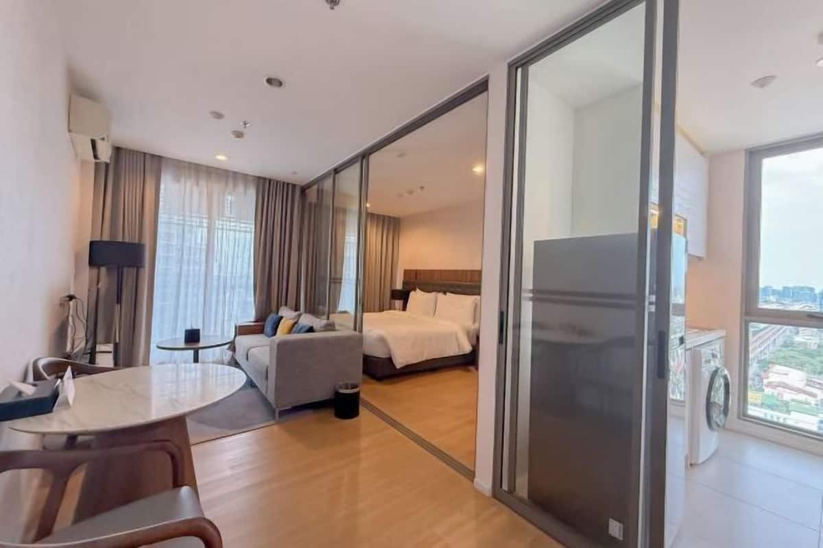 Luxe beddengoed, een bureau, geluiddichte muren