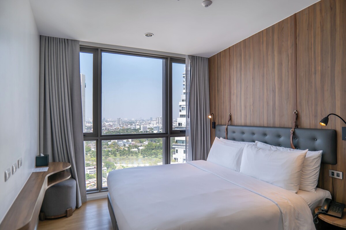 One Bedroom Deluxe King After care Medical Stay | Ropa de cama de alta calidad, escritorio, sistema de insonorización